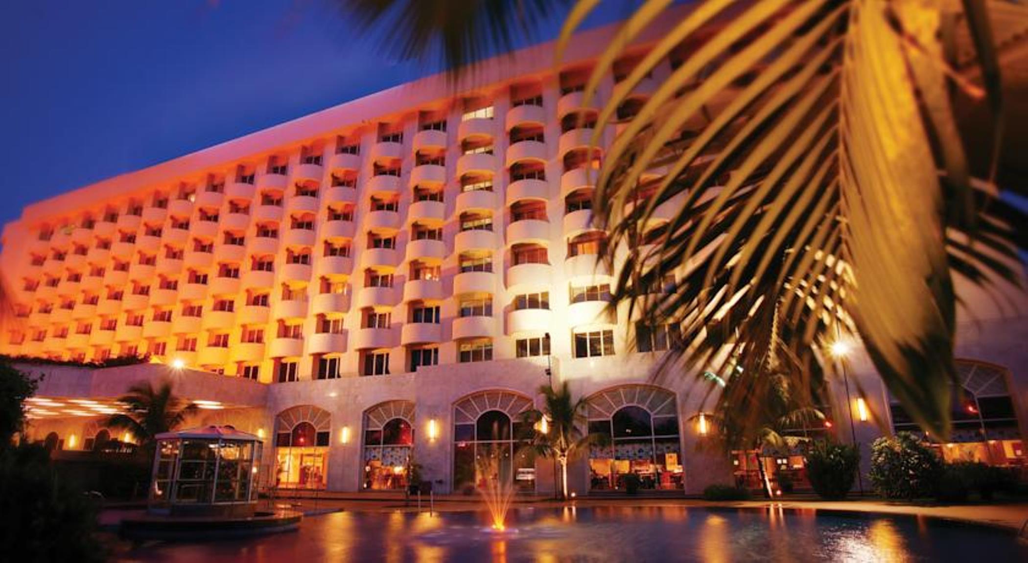 Hotel The Lalit Bombay Exterior foto The Royal Mirage Hotel
