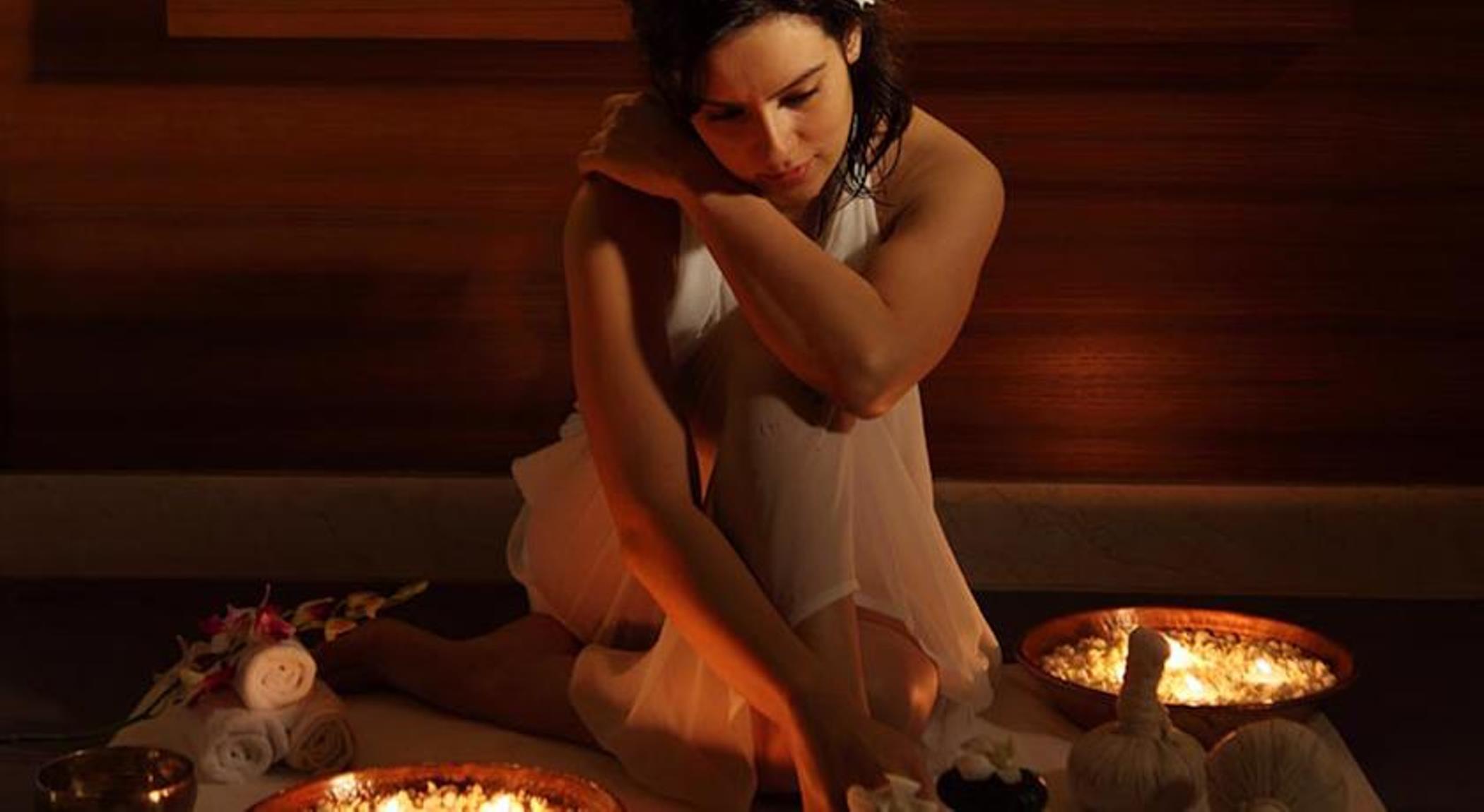 Hotel The Lalit Bombay Exterior foto A woman in a spa