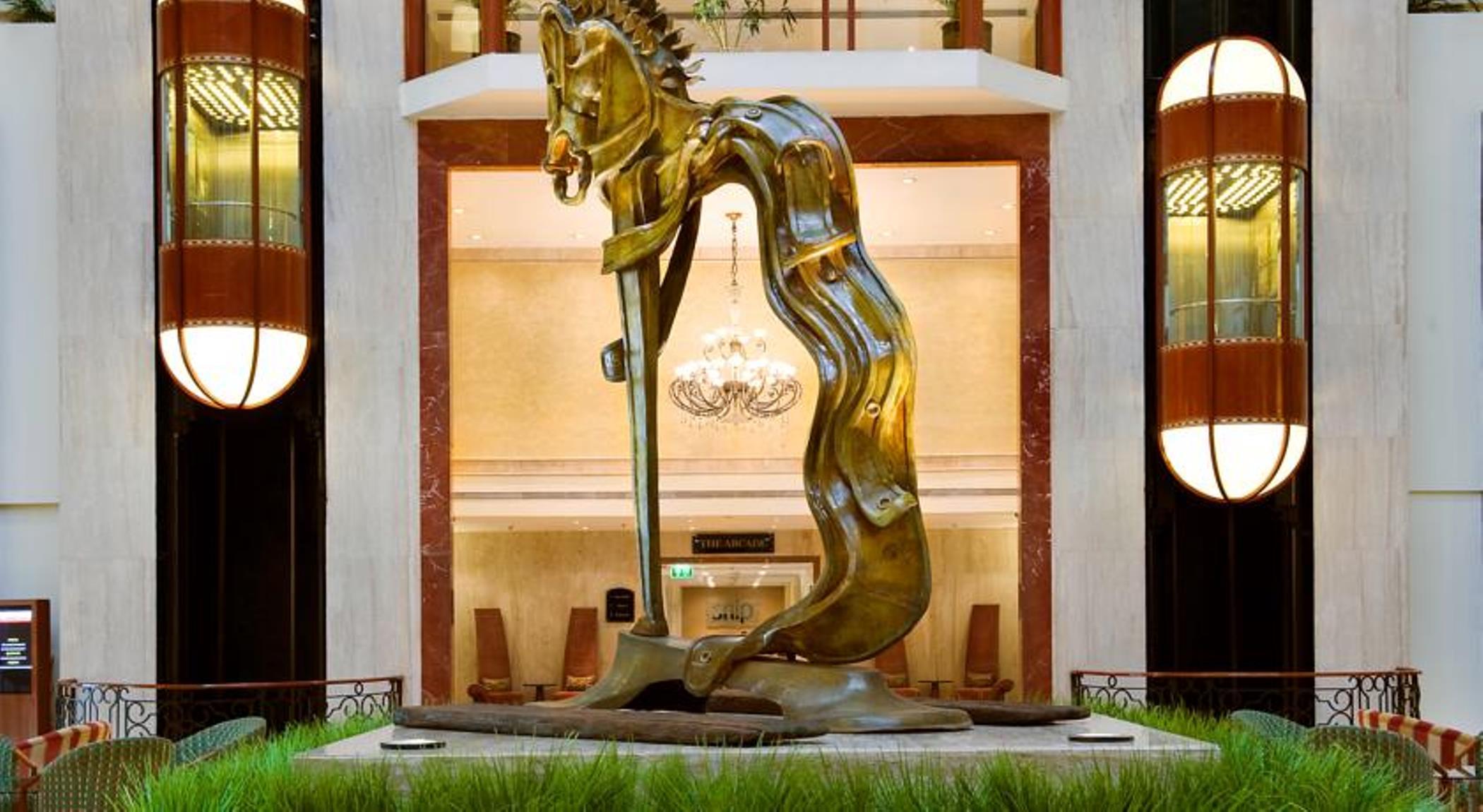 Hotel The Lalit Bombay Exterior foto The sculpture of the horse