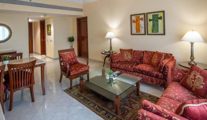 Hotel The Lalit Bombay Exterior foto A living room in a suite at the Taj Bengal