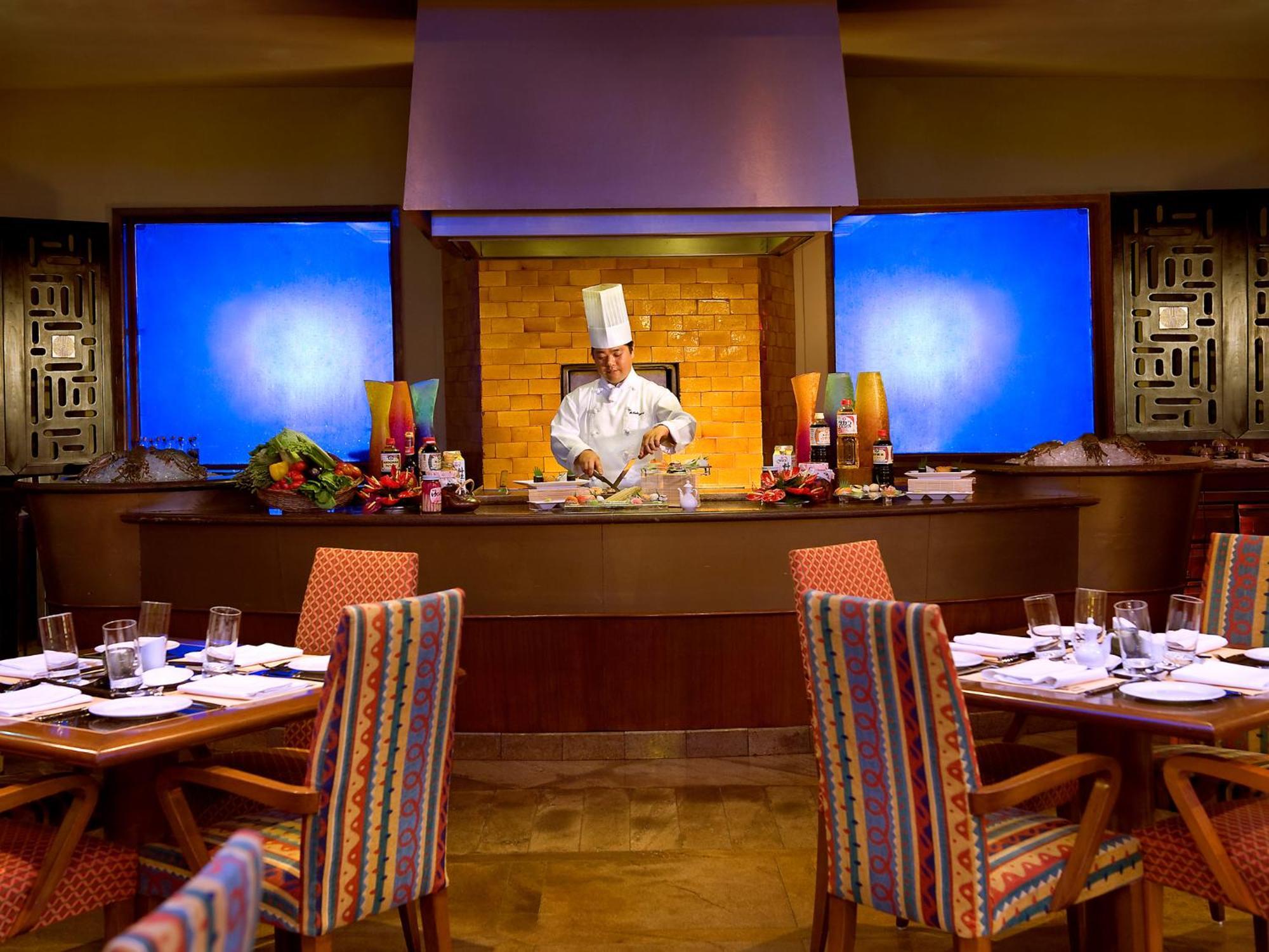Hotel The Lalit Bombay Exterior foto A restaurant at the Atlantis Paradise Island