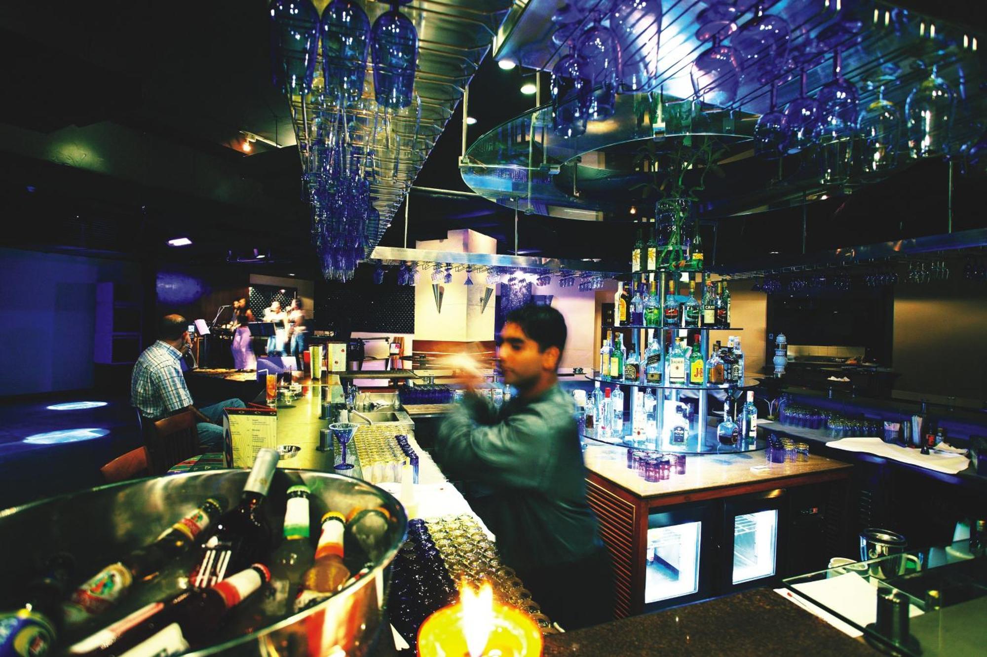 Hotel The Lalit Bombay Restaurante foto The bar at the nightclub