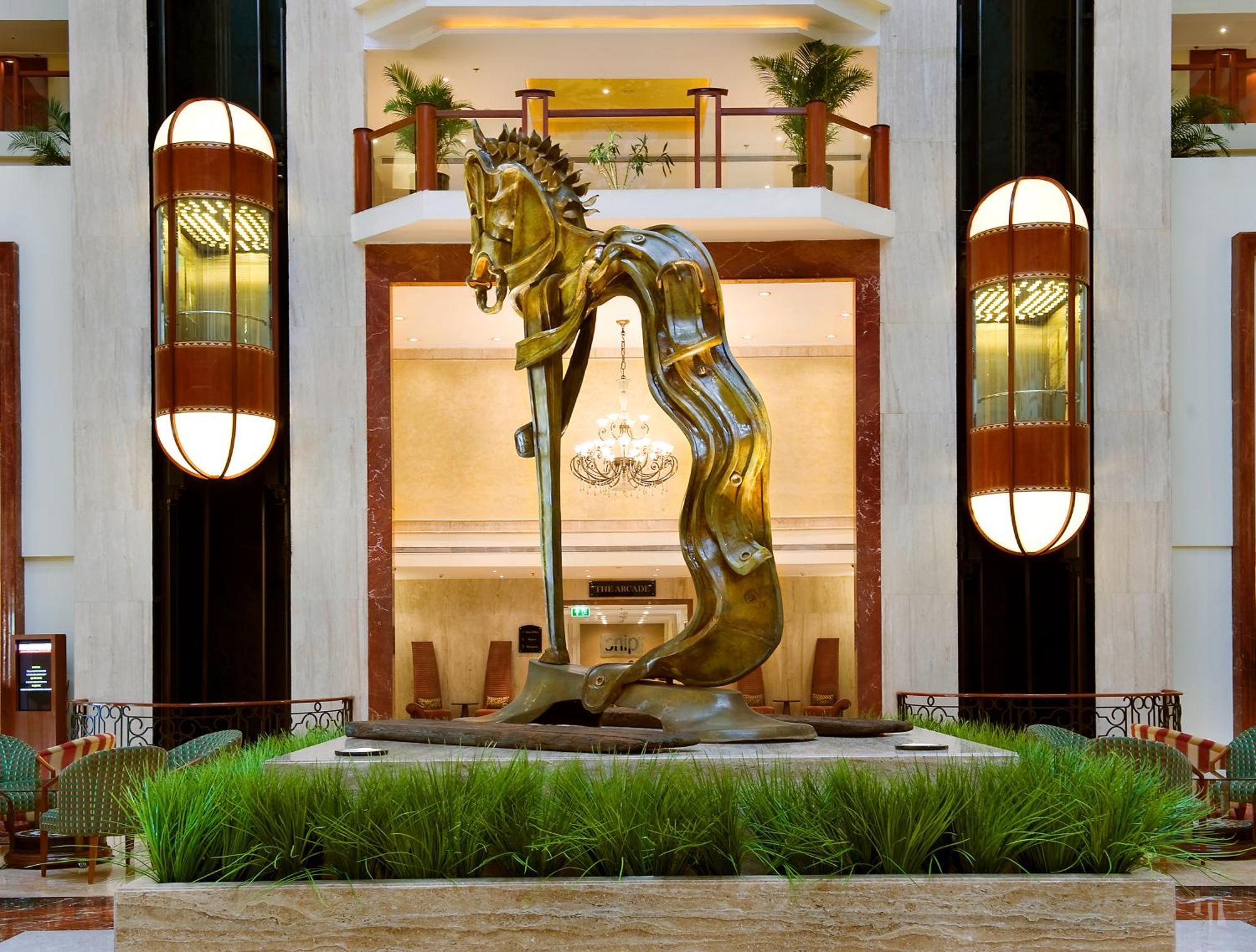 Hotel The Lalit Bombay Exterior foto The sculpture in the lobby of the Taj Bengal