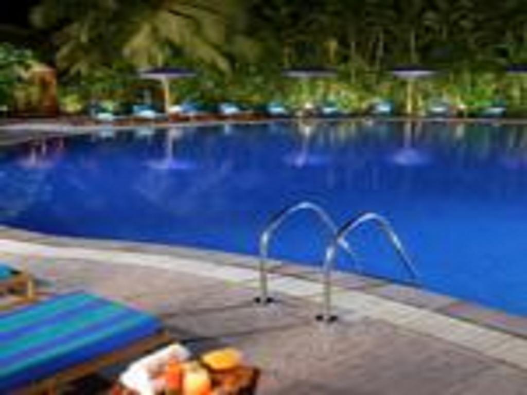 Hotel The Lalit Bombay Facilidades foto The pool at the hotel