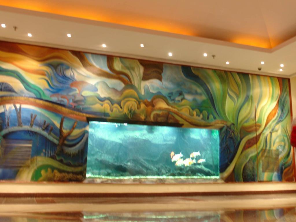 Hotel The Lalit Bombay Exterior foto The aquarium at the lobby