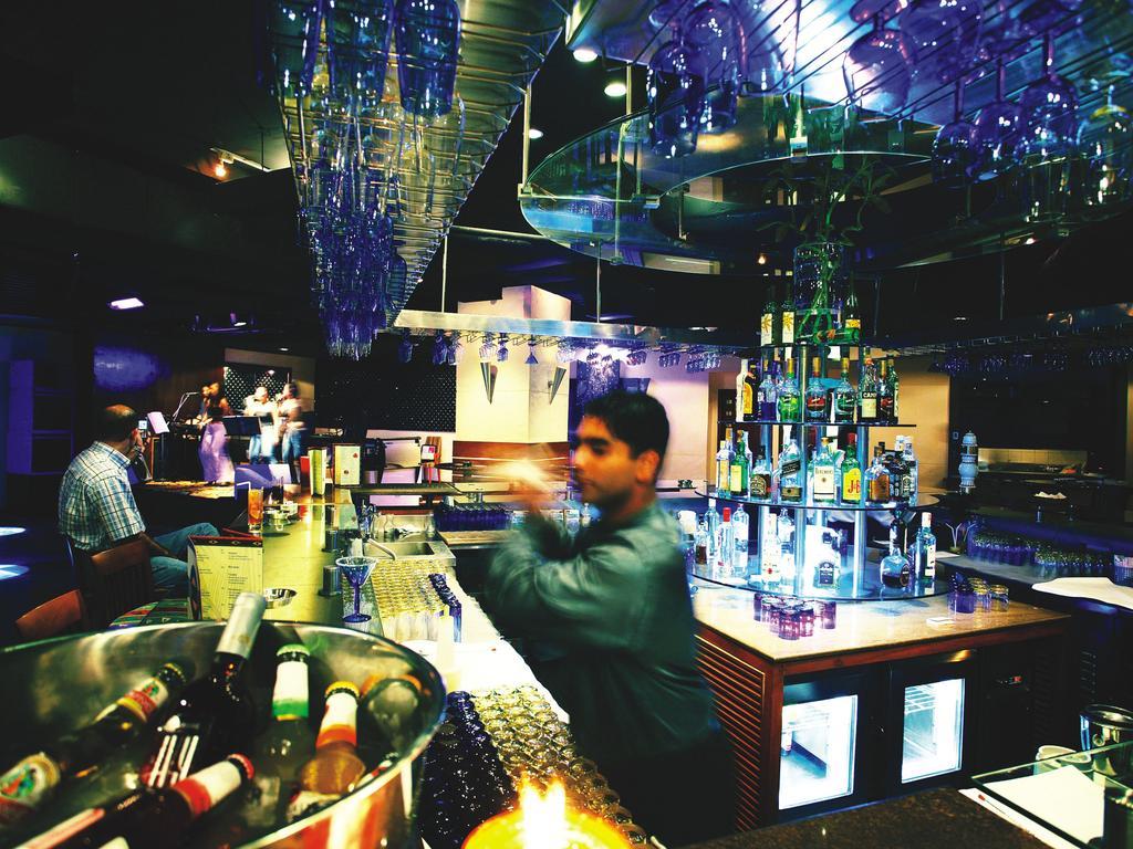 Hotel The Lalit Bombay Exterior foto The bar at the nightclub