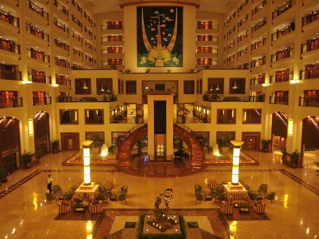 Hotel The Lalit Bombay Exterior foto The lobby of the Grand Hotel