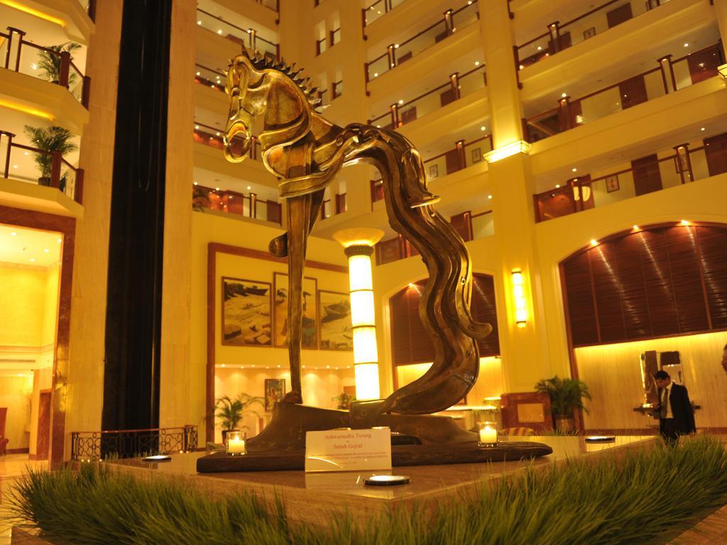 Hotel The Lalit Bombay Exterior foto The lobby of the Grand Hotel