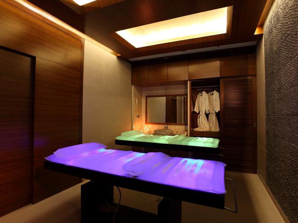 Hotel The Lalit Bombay Facilidades foto A massage room at a spa